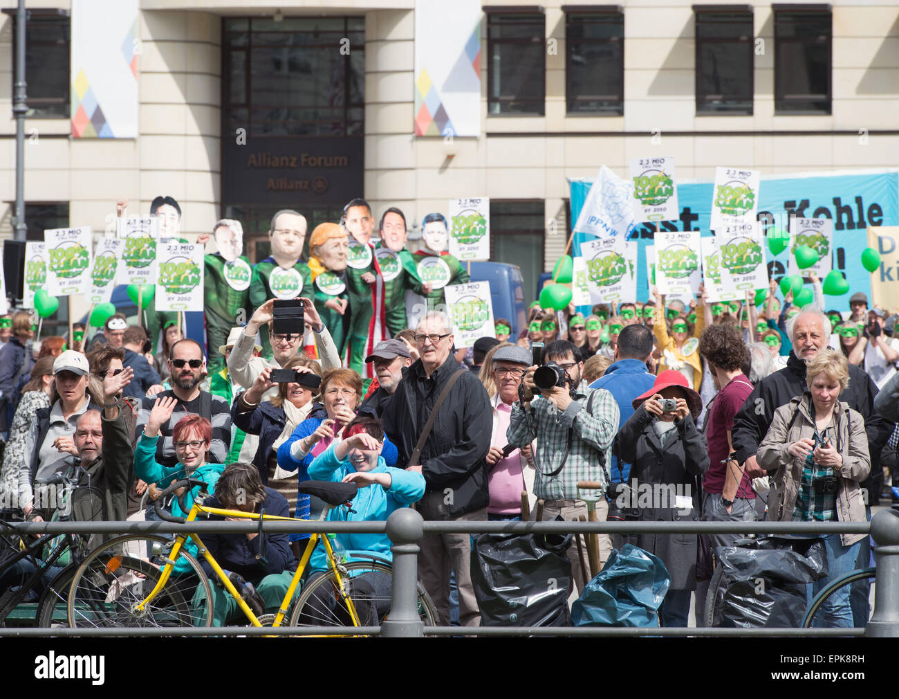 Berlino, Germania. 19 Maggio, 2015. Avaaz attivisti e spettatori guarda l arrivo del Cancelliere tedesco Angela Merkel al sesto clima di Petersberg dialogo conferenza di Berlino, Germania, 19 maggio 2015. L'iniziativa Avaaz che si concentra principalmente su sostenendo le questioni legate al cambiamento climatico e diritti umani, la protezione degli animali e la lotta contro la corruzione ha chiamato per il rally a causa del sesto clima di Petersberg dialogo conferenza di Berlino svoltasi a Berlino. Credito: dpa picture alliance/Alamy Live News Foto Stock