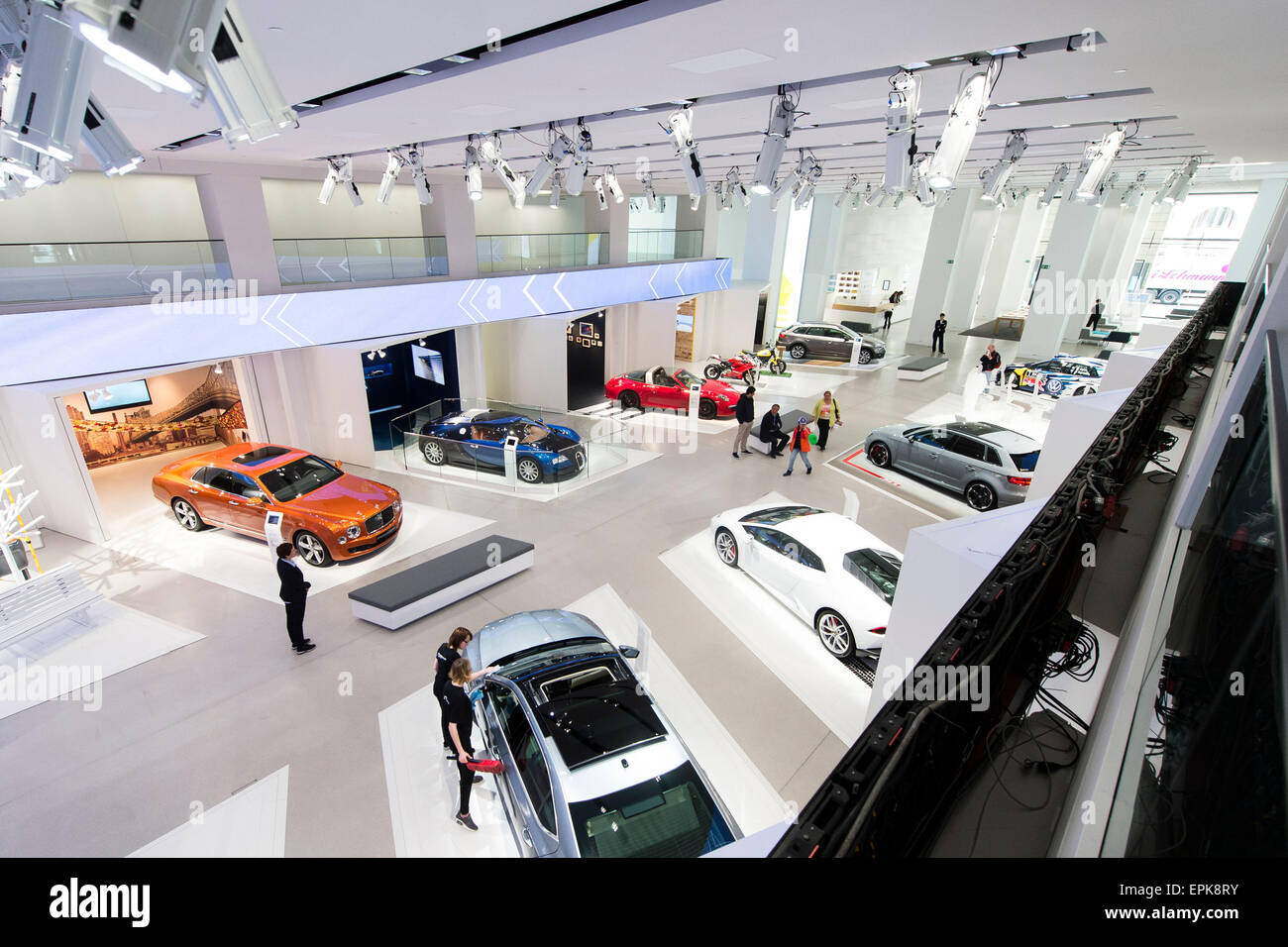 Berlino, Germania. 19 Maggio, 2015. I veicoli di tedesco produttore di automobili Volkswagen Group sono sul display nell'area di esposizione del 'Drive. Il gruppo Volkswagen Forum" a Berlino, Germania, 19 maggio 2015. La sede dell'evento è stata rimodellata per il passato 18 mesi a un costo totale di 15 milioni di euro. Foto: GREGOR FISCHER/dpa/Alamy Live News Foto Stock