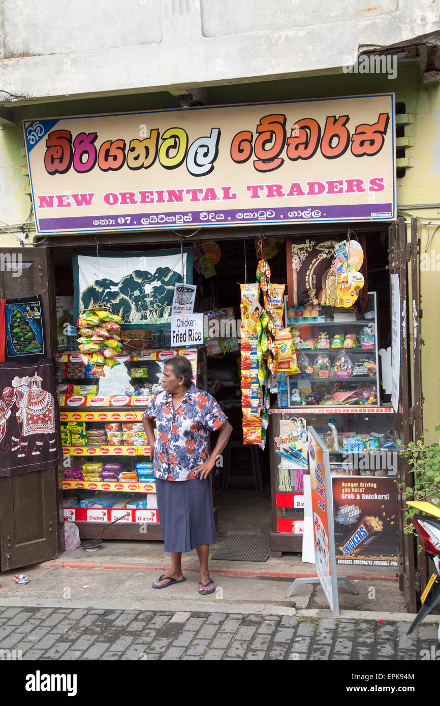 Piccolo negozio locale nella città storica di Galle, Sri Lanka, Asia Foto Stock