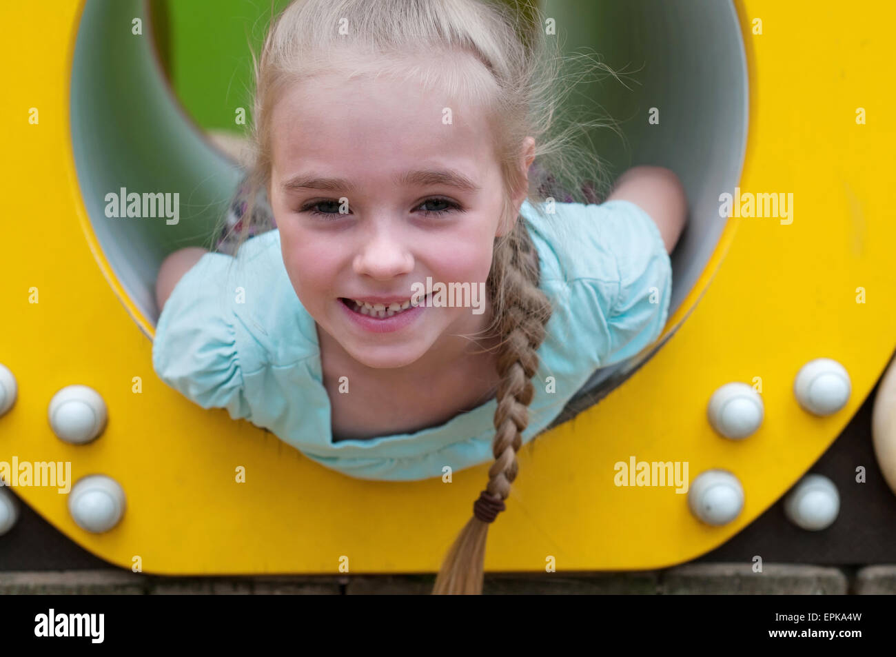 Adorabile ragazza seduta nel tubo ultrabassa Foto Stock