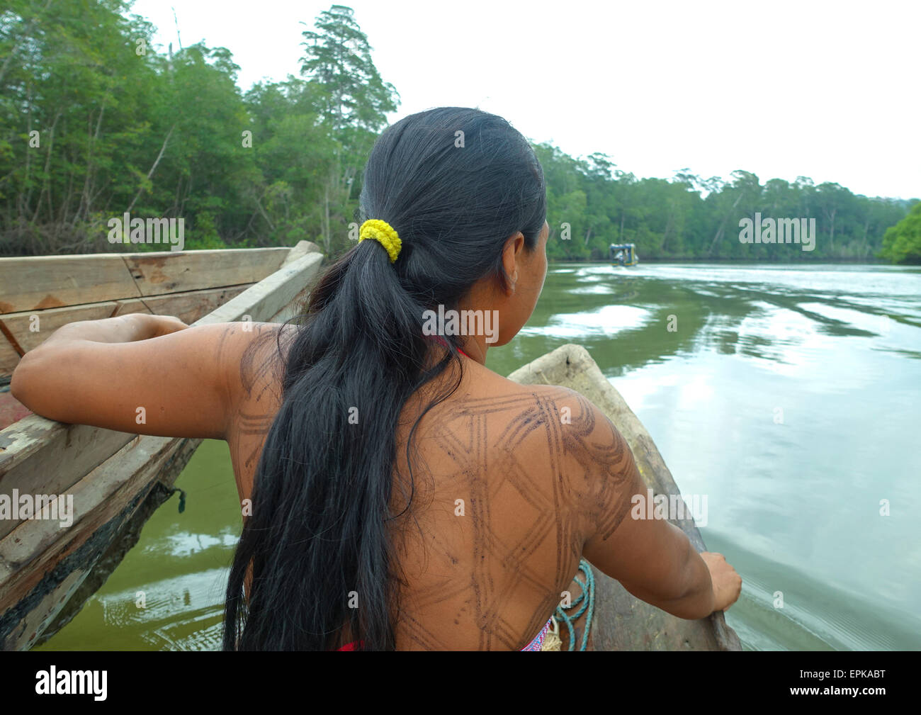 Panama, Provincia di Darien, Puerta Lara, Wounaan tribù donna andando a pescare in una canoa Foto Stock