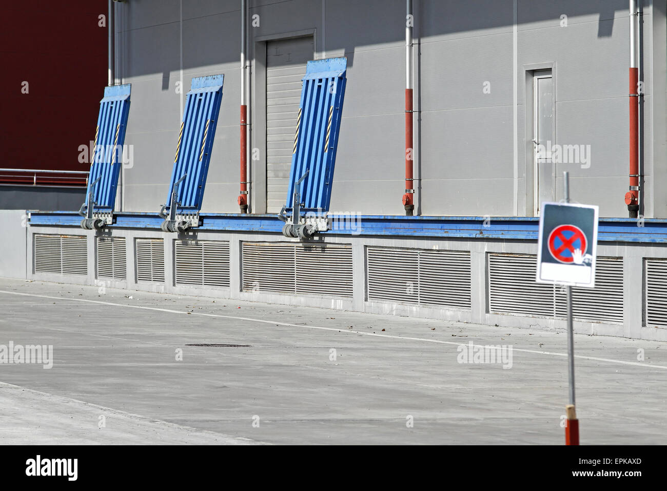 Esterno del magazzino industriale edificio con banchina di carico Foto Stock