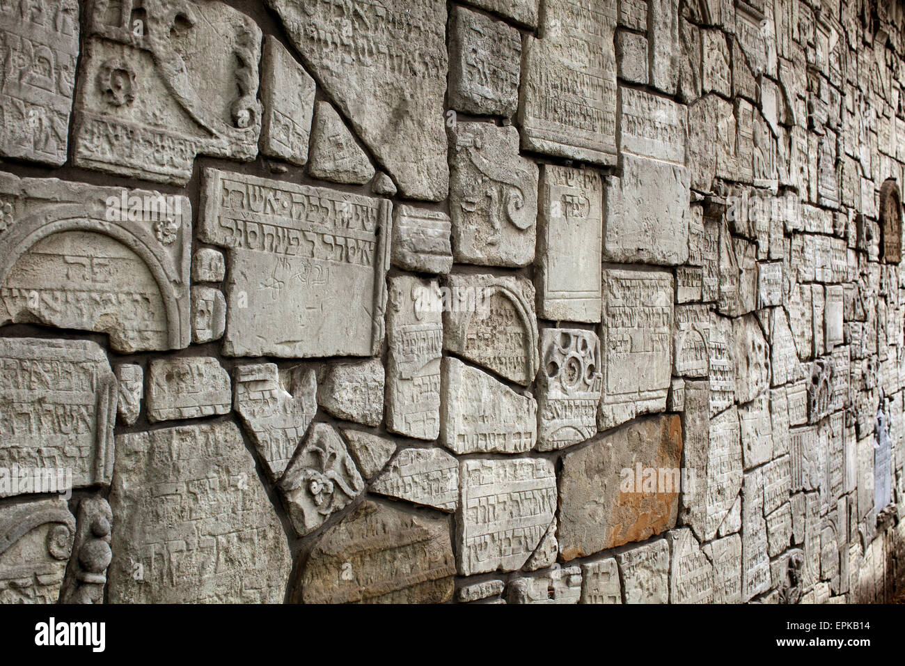 Un muro fatto di pietre tombali profanata dai nazisti in Sinagoga Remuh e il cimitero di Cracovia Foto Stock