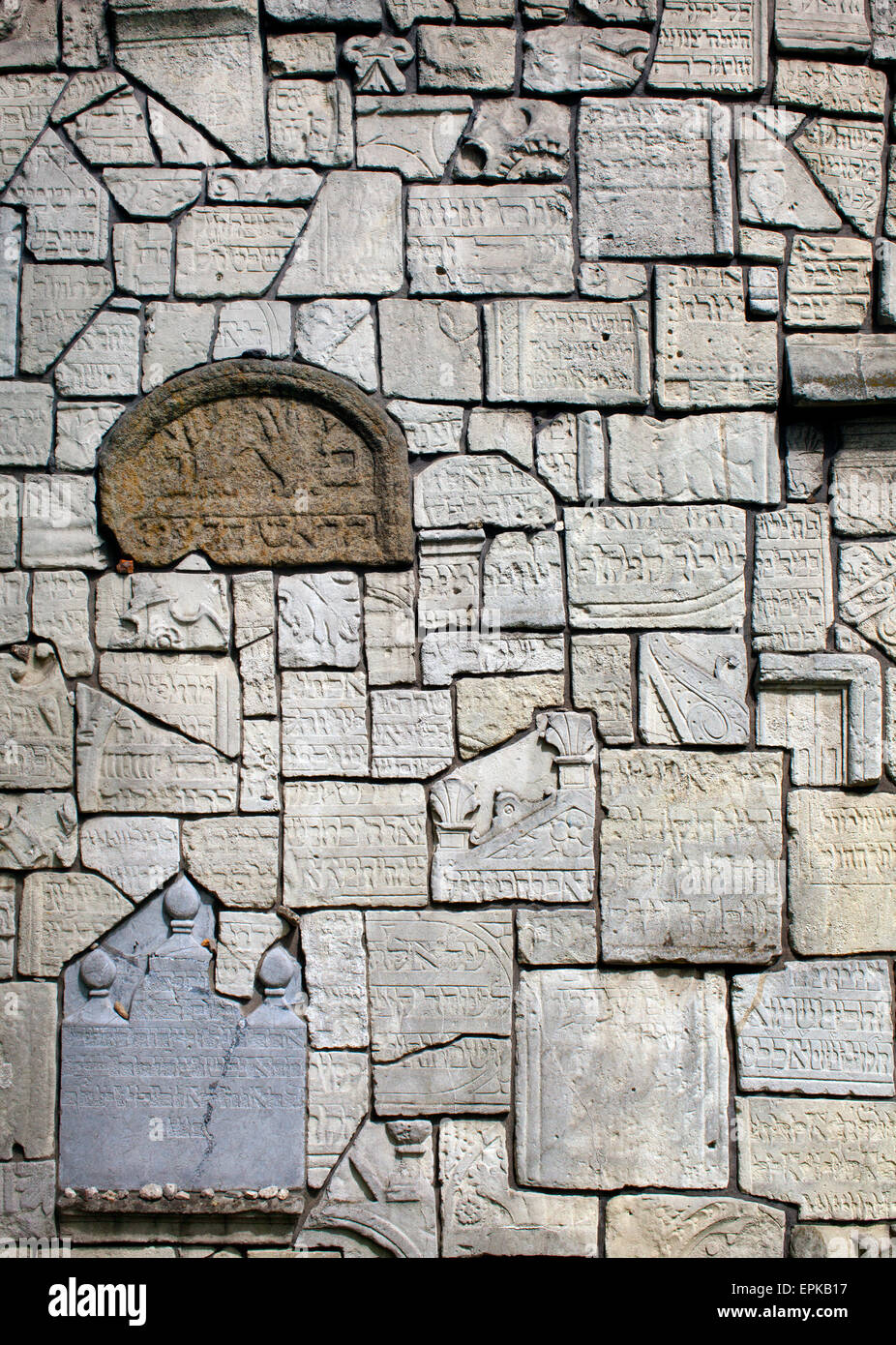 Un muro fatto di pietre tombali profanata dai nazisti in Sinagoga Remuh e il cimitero di Cracovia Foto Stock