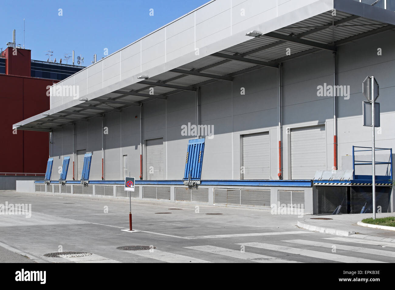Magazzini industriali edificio con caricamento dock station Foto Stock