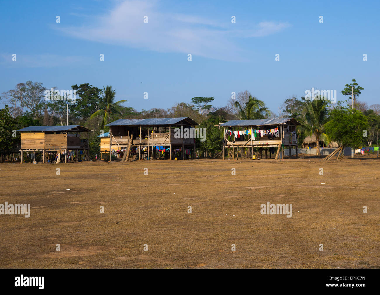 Panama, Provincia di Darien, Alto Playona, Embera Indian case in un villaggio Foto Stock