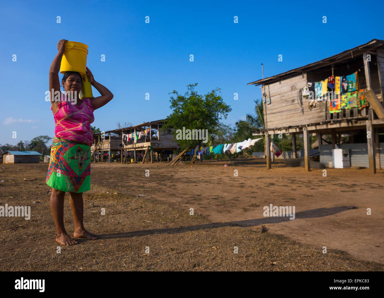 Panama, Provincia di Darien, Alto Playona, donna dei nativi Indiani della tribù Embera portando acqua sulla testa Foto Stock