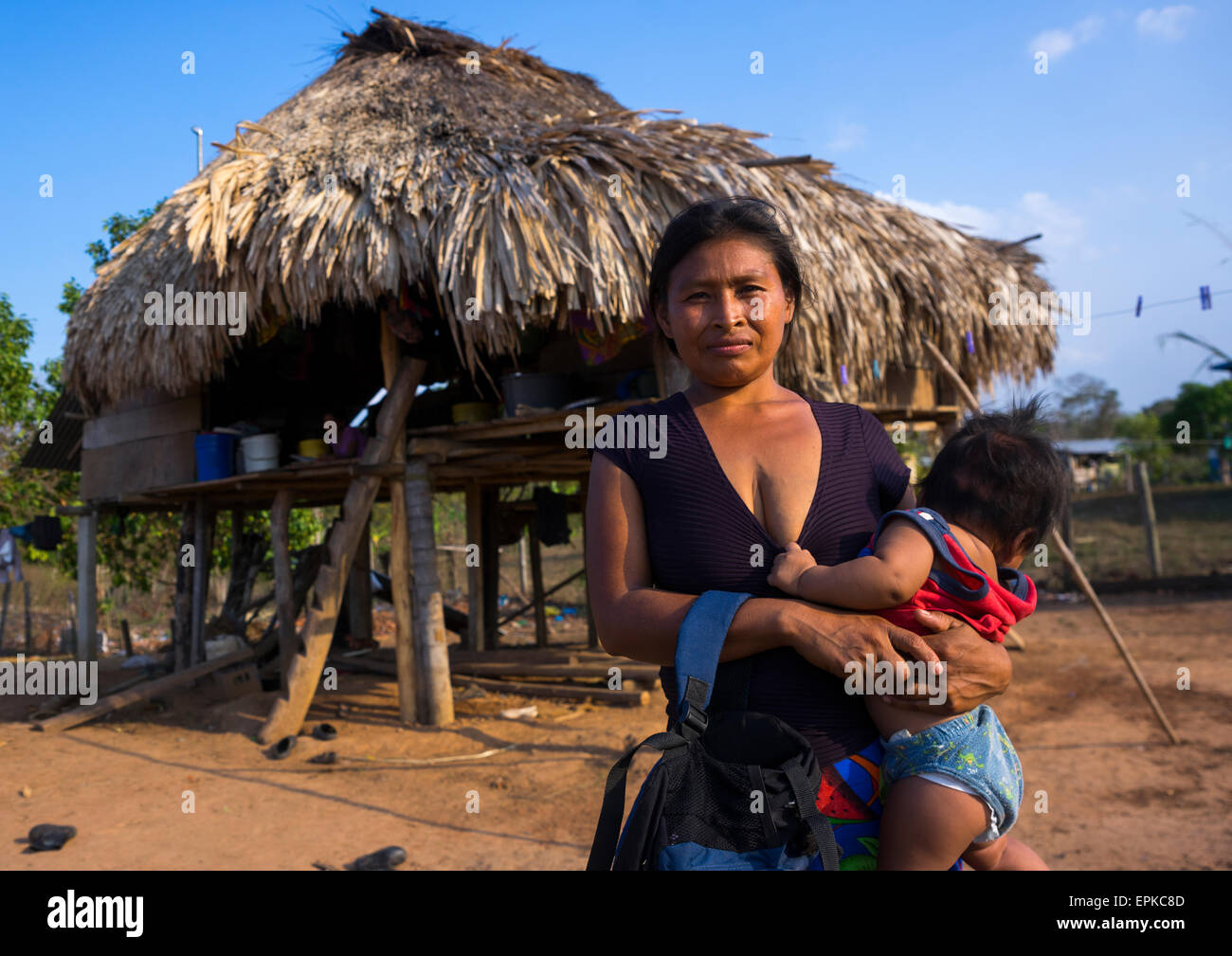 Panama, Provincia di Darien, Alto Playona, donna dei nativi Indiani della tribù Embera con il suo bambino Foto Stock