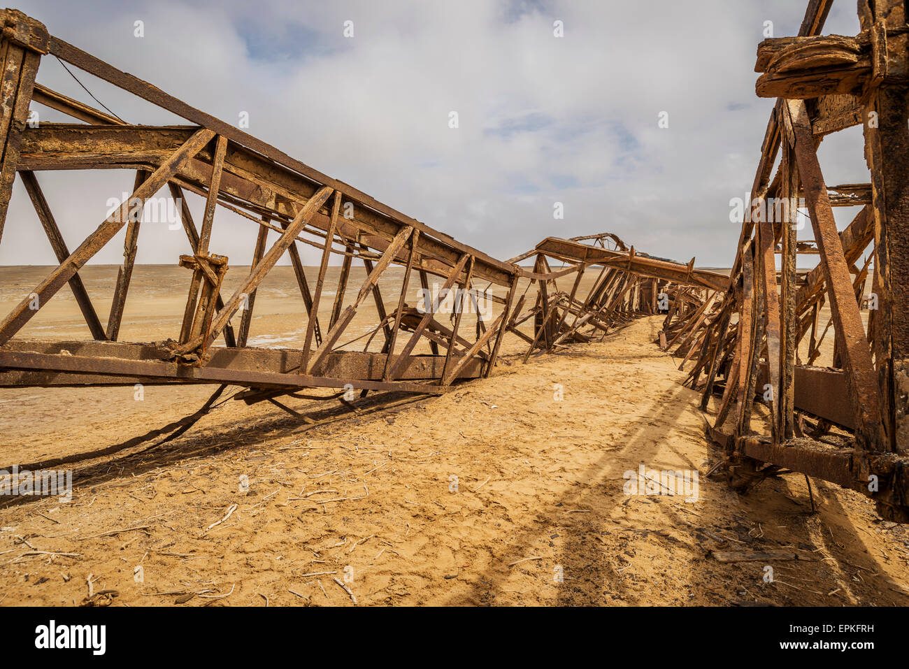 Arrugginimento oil rig abbandonati nel deserto, Skeleton Coast, Namibia, Africa Foto Stock