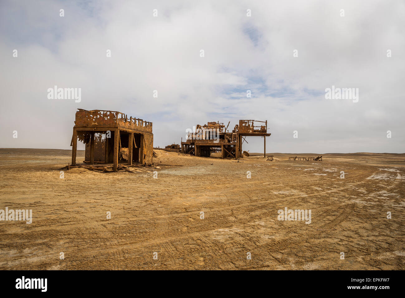 Arrugginimento oil rig abbandonati nel deserto, Skeleton Coast, Namibia, Africa Foto Stock