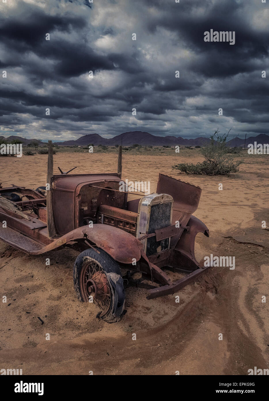 Rusty vecchio veicolo in solitario. Solitaire è un piccolo insediamento nella regione di Khomas della Namibia centrale, Africa. Foto Stock