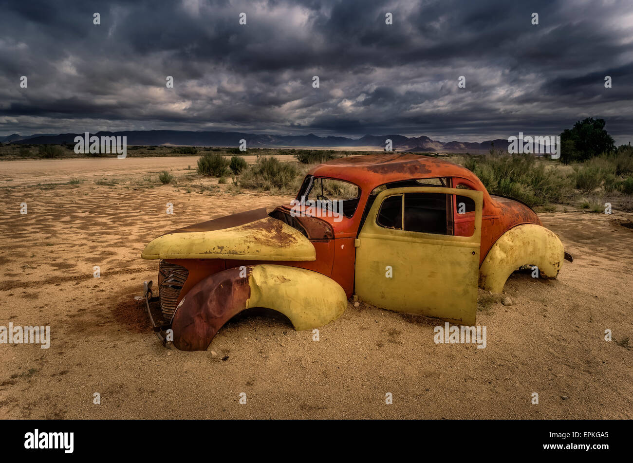 Rusty vecchia auto in solitaire. Solitaire è un piccolo insediamento nella regione di khomas della Namibia centrale, Africa. Foto Stock