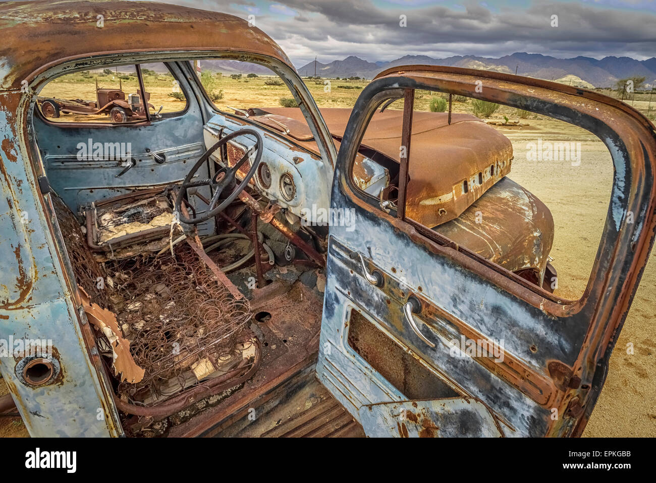 Vecchio arrugginito carrello in Solitaire. Solitaire è un piccolo insediamento nella regione di Khomas della Namibia centrale, Africa. Foto Stock
