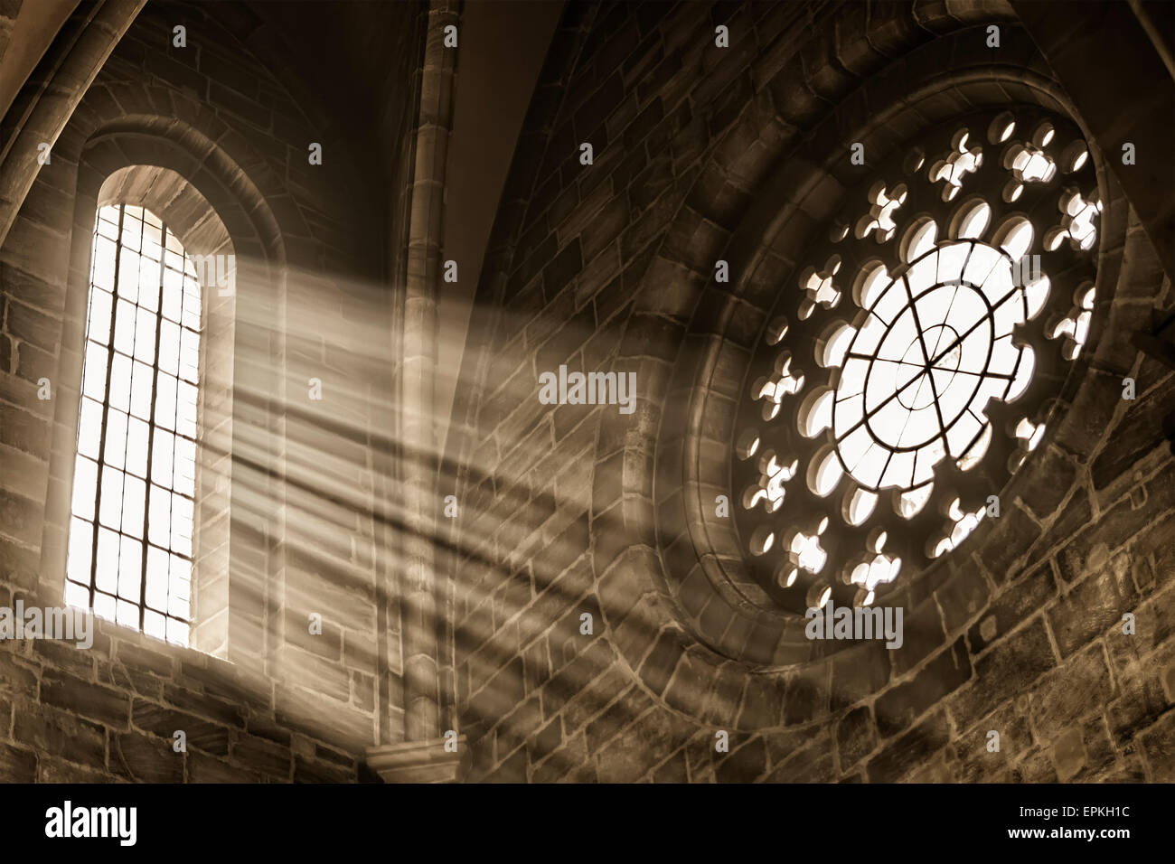 Immagine di una finestra in una chiesa con raggi solari Foto Stock