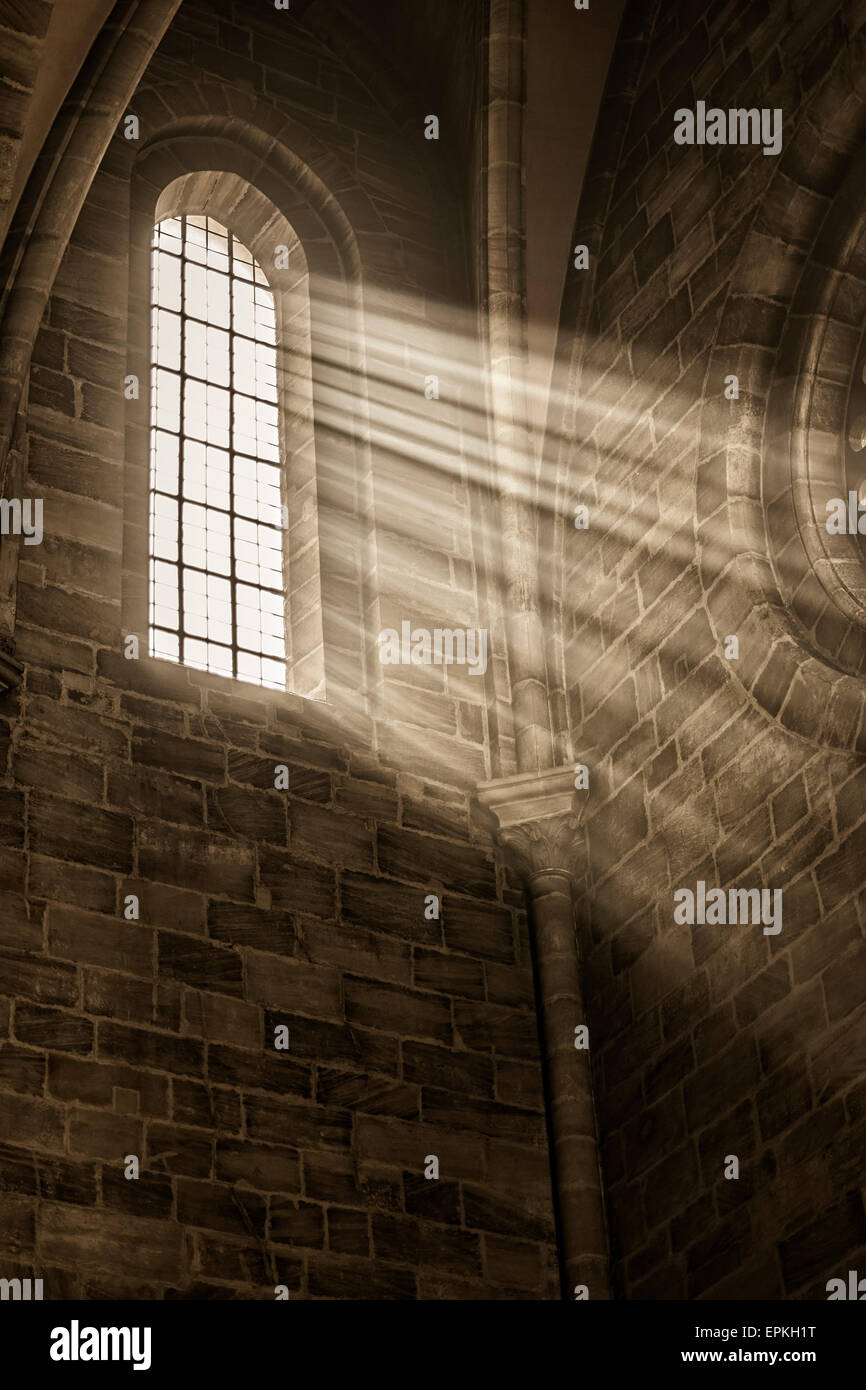 Immagine di una finestra in una chiesa con raggi solari Foto Stock