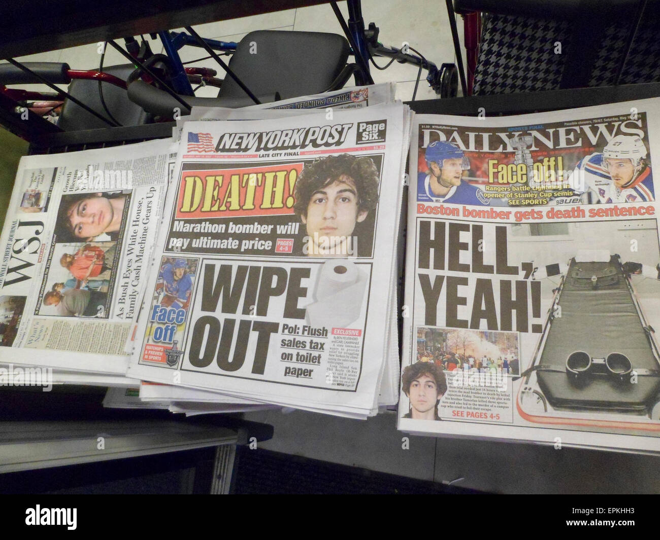 Quotidiani su una edicola in New York Sabato, 16 maggio 2015 relazione sulla pena di morte per il verdetto Dzhokhar Tsarnaev, il terrorista islamico, responsabile con il fratello nel bombardamento al traguardo della Maratona di Boston il 15 aprile 2013. (© Richard B. Levine) Foto Stock