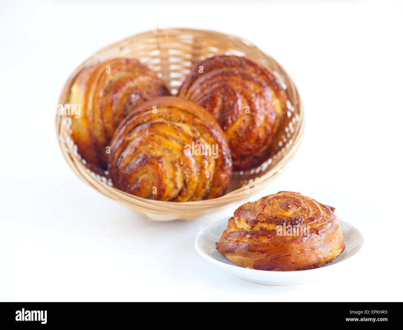 Pane appena sfornato bun su sfondo bianco Foto Stock