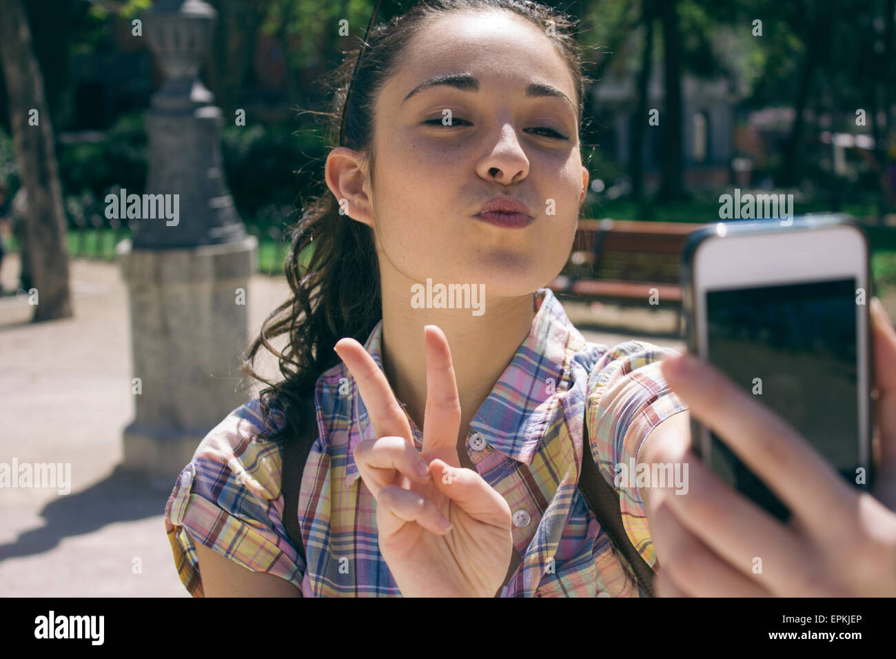 Giovane donna prendendo un selfie con lo smartphone Foto Stock