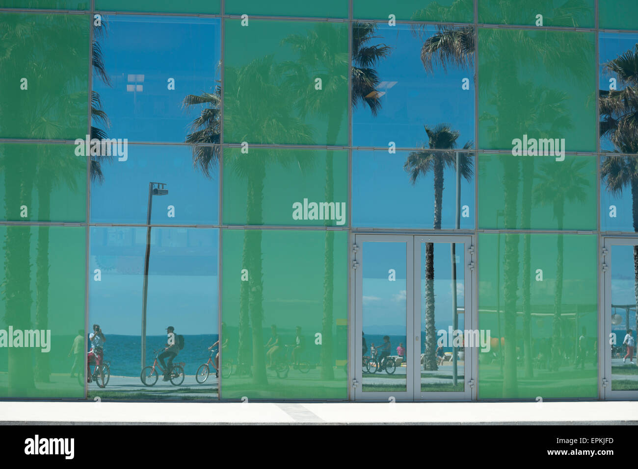 La riflessione di palme, alla passeggiata e al mare di Barcellona, Spagna. Foto Stock