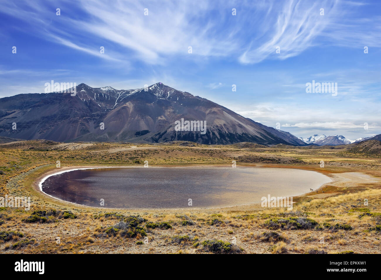 Incantevole lago ovale in una valle di montagna Foto Stock