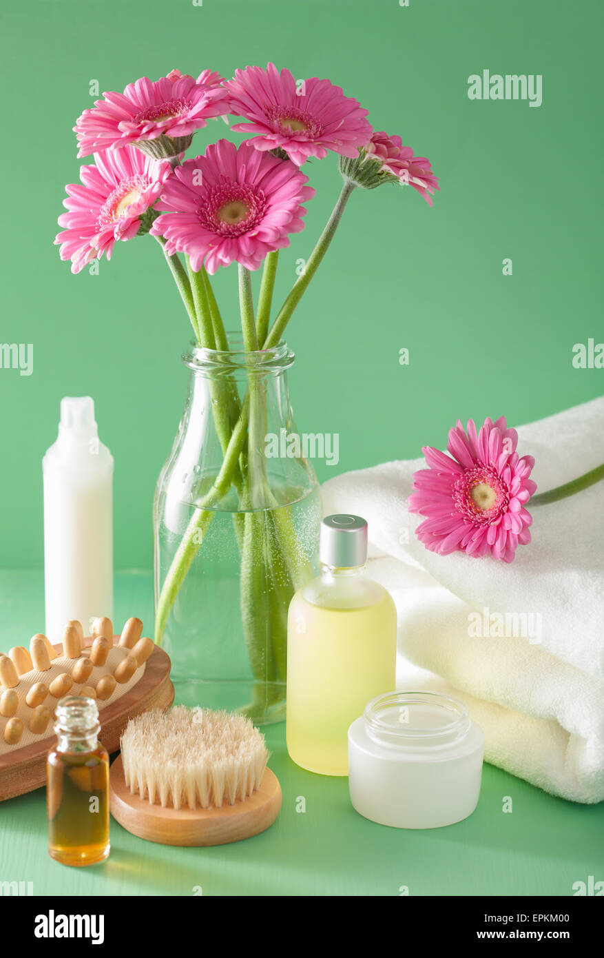 Aromaterapia spa con fiori di gerbera olio essenziale spazzola Foto Stock