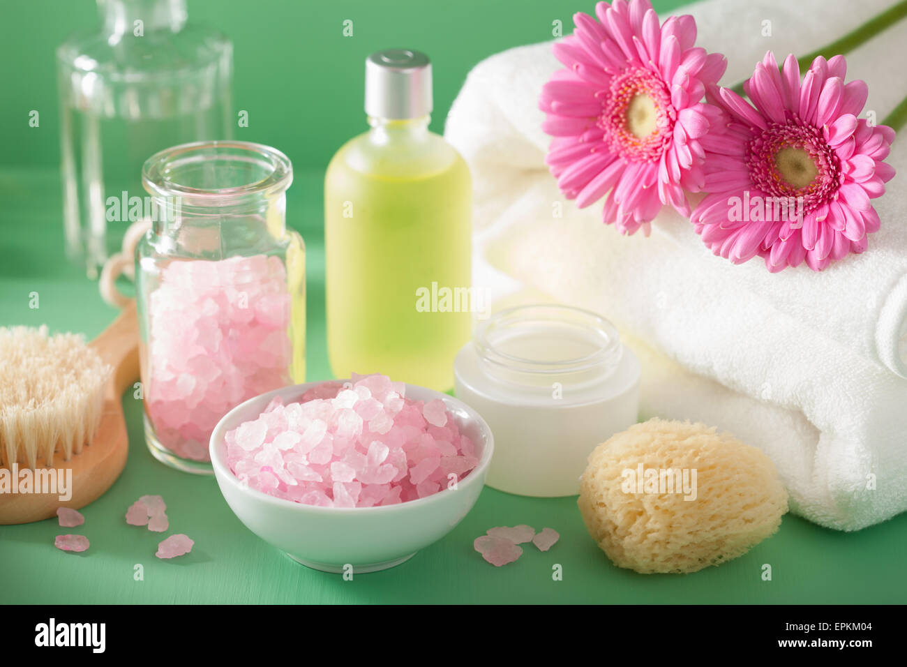 Aromaterapia spa con fiori di gerbera olio essenziale spazzola Foto Stock