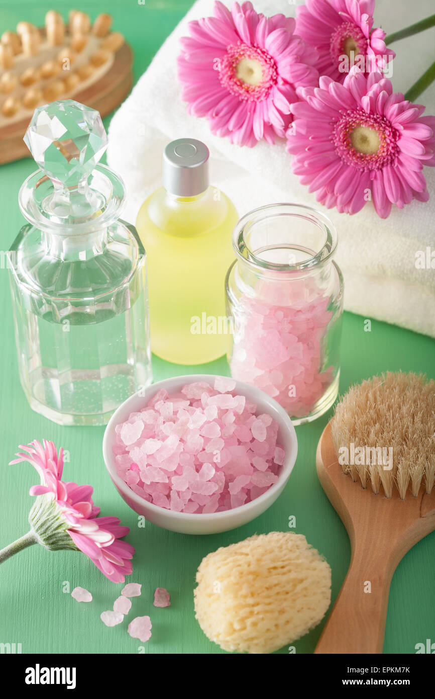 Aromaterapia spa con fiori di gerbera olio essenziale spazzola Foto Stock