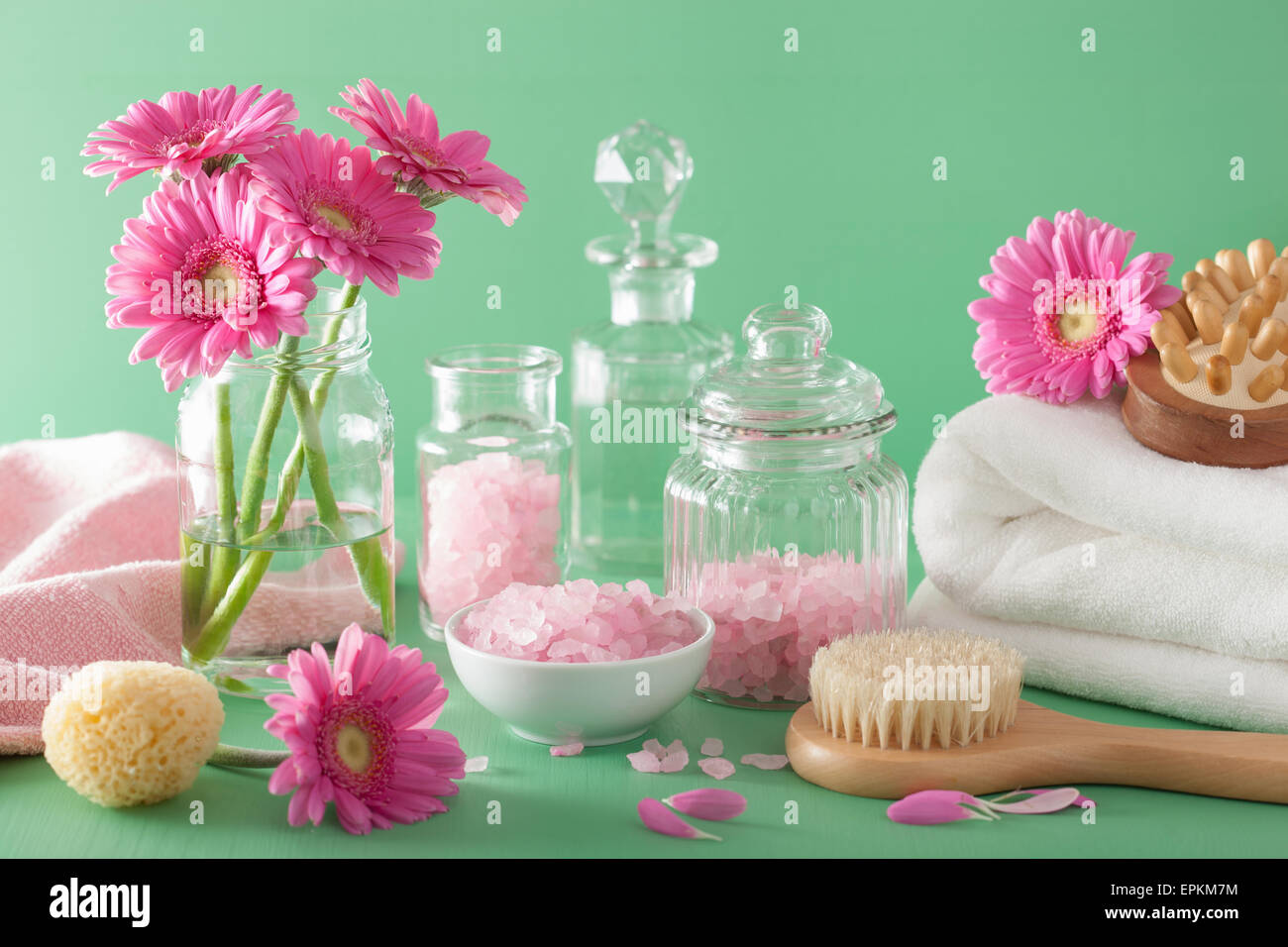 Aromaterapia spa con fiori di gerbera olio essenziale spazzola Foto Stock