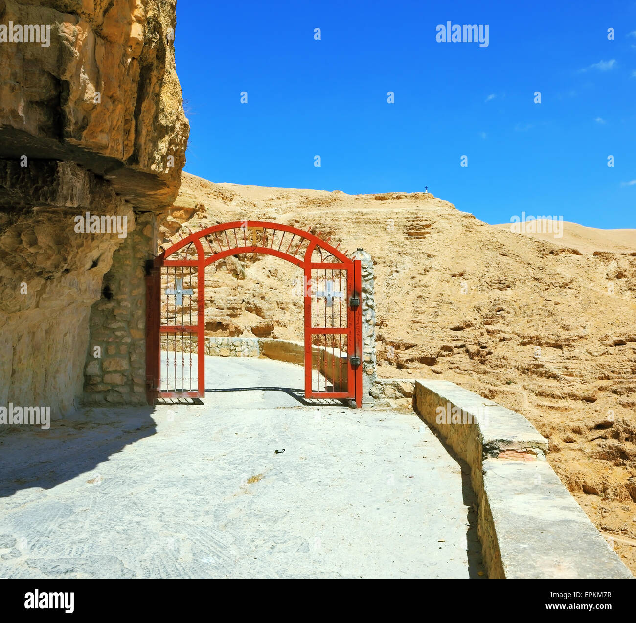 Decorativo gate rosso con una croce Foto Stock