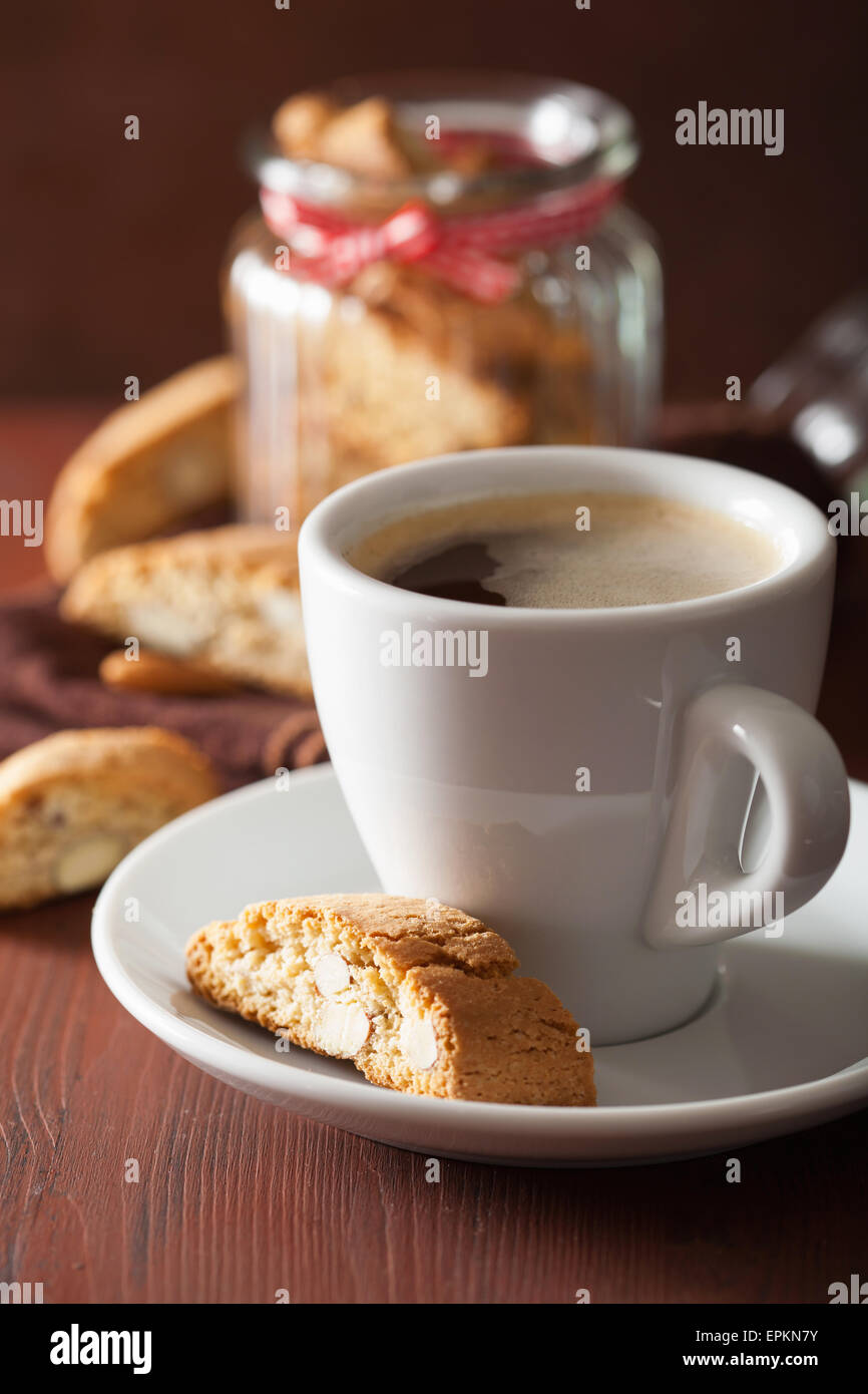 Italiani tradizionali cantuccini cookies e caffè Foto Stock