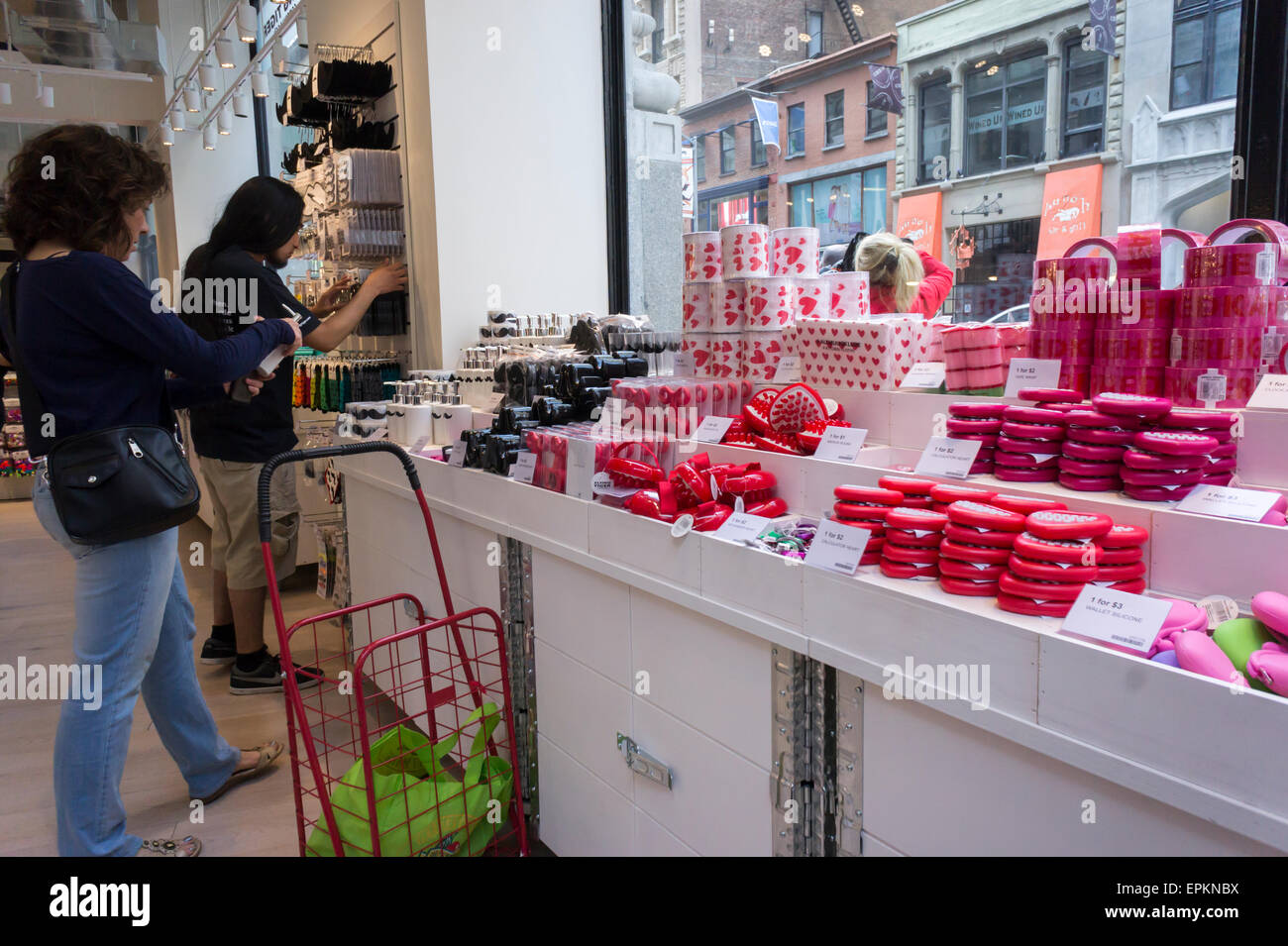 Gli amanti dello shopping nel design store Flying Tiger Copenaghen il  giorno di apertura nel Flatiron District di New York Sabato, 16 maggio  2015. La catena porta a prezzi abbordabili beni domestici