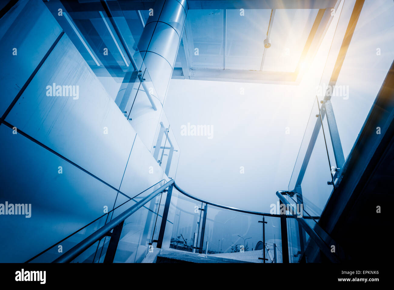 Nei toni del blu edificio per uffici Foto Stock