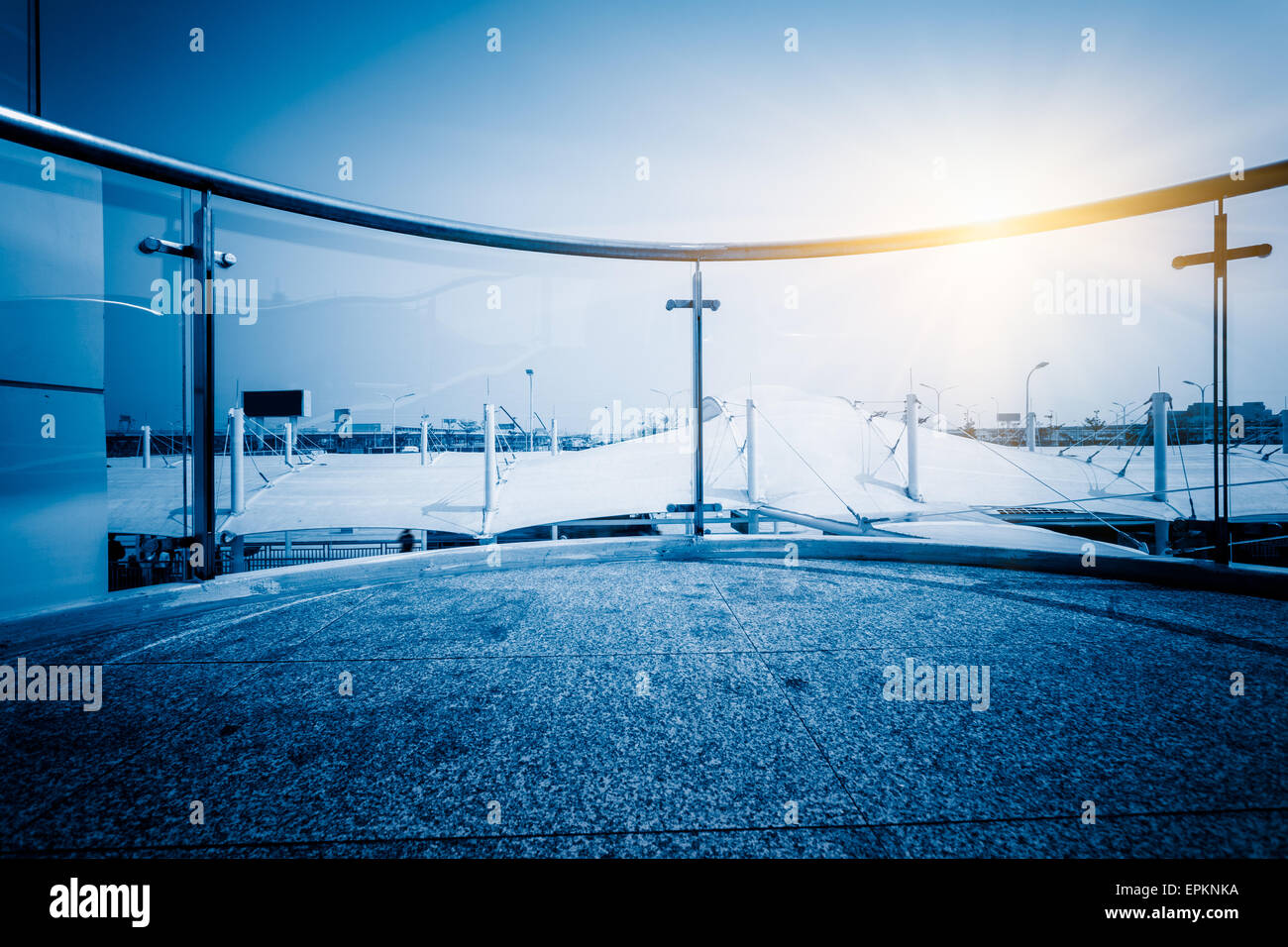 Nei toni del blu edificio per uffici Foto Stock