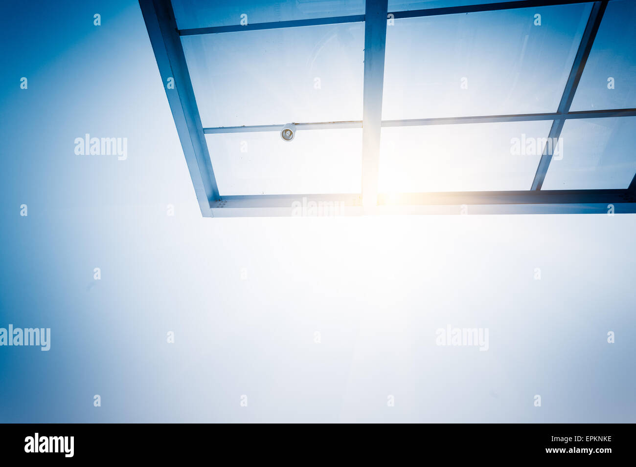 Nei toni del blu edificio per uffici Foto Stock