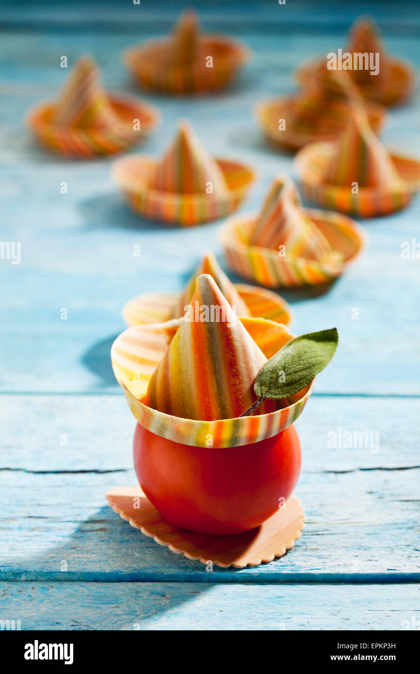 Il pomodoro decorate con pasta Sombreroni e foglia di salvia Foto Stock