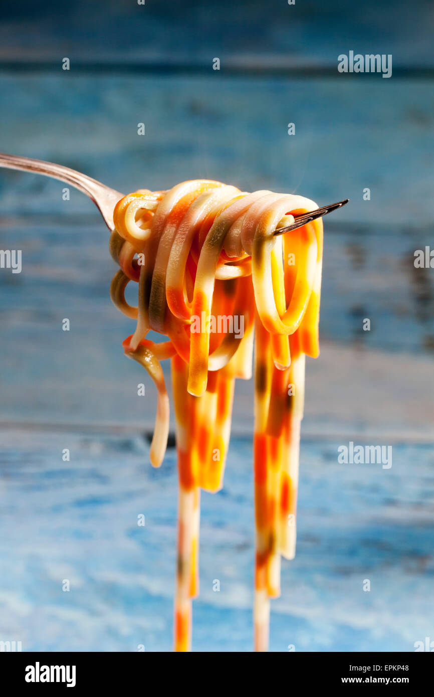 Cotti Linguini colorati su una forcella Foto Stock