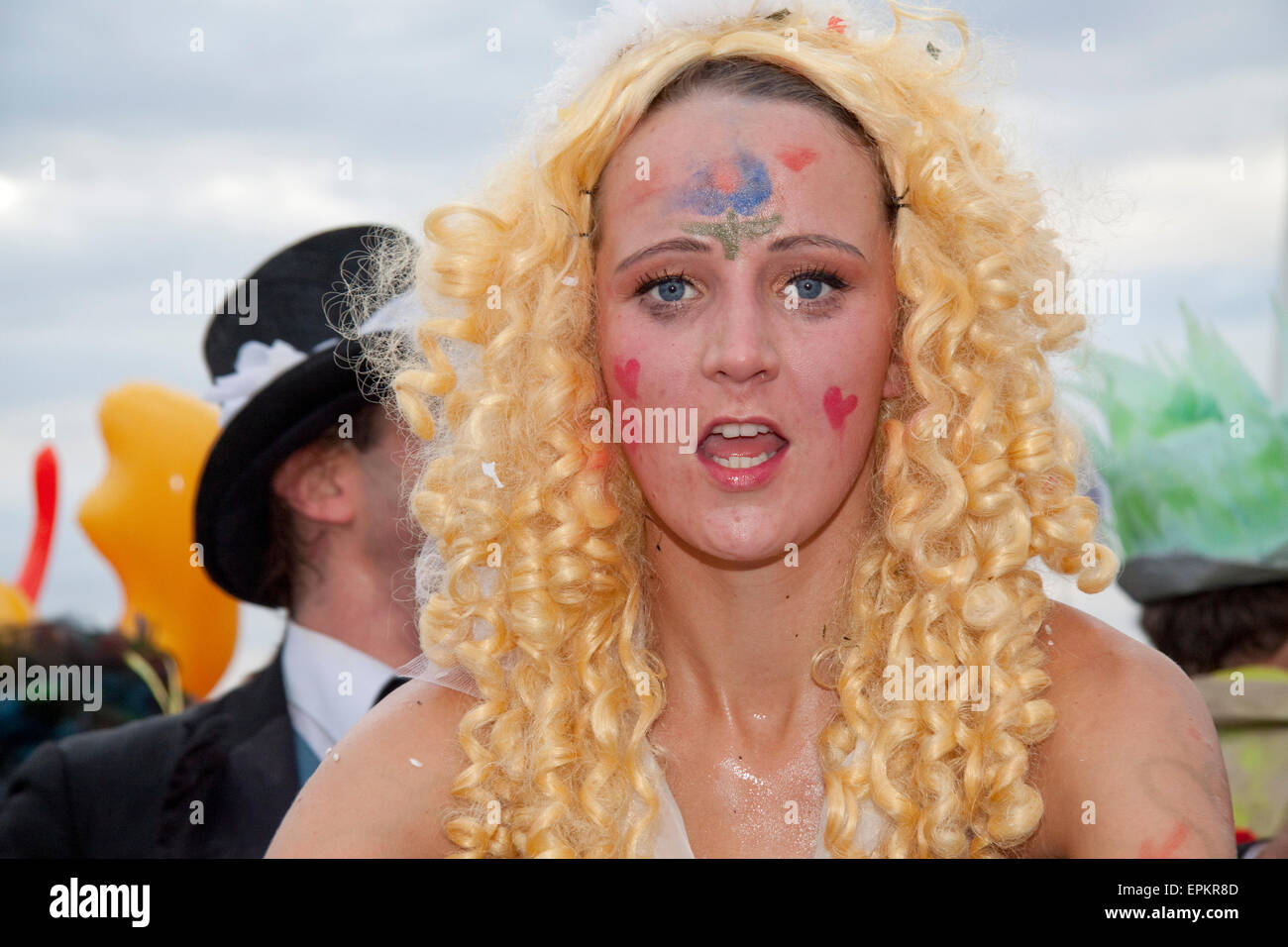 Mad sposa in una parentesi parrucca bionda è parte di un polacco street theater Foto Stock