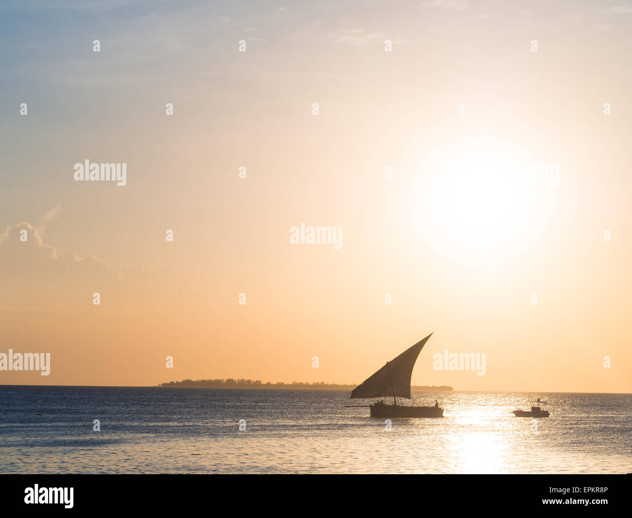 Africana tradizionale barca dhow sul mare aperto sull oceano Indiano vicino alla città di pietra sulla isola di Zanzibar, Tanzania. Foto Stock