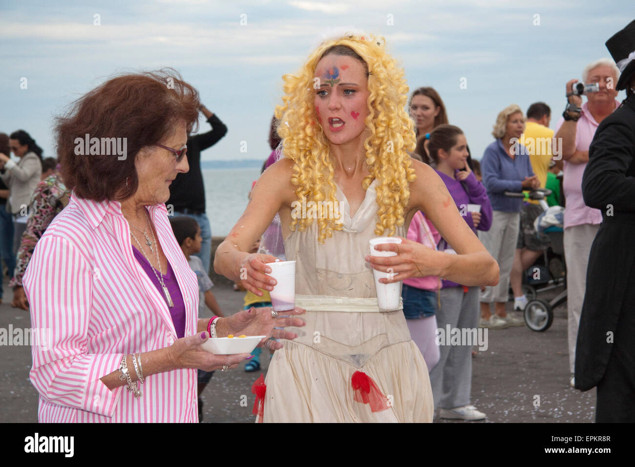 Mad sposa in una parentesi parrucca bionda è parte di un polacco street theater Foto Stock