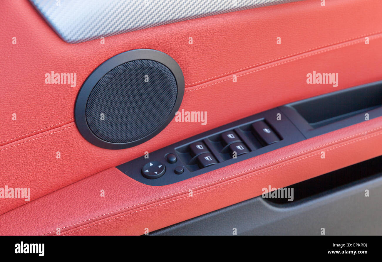 Pelle di colore rosso in un auto interno Foto Stock