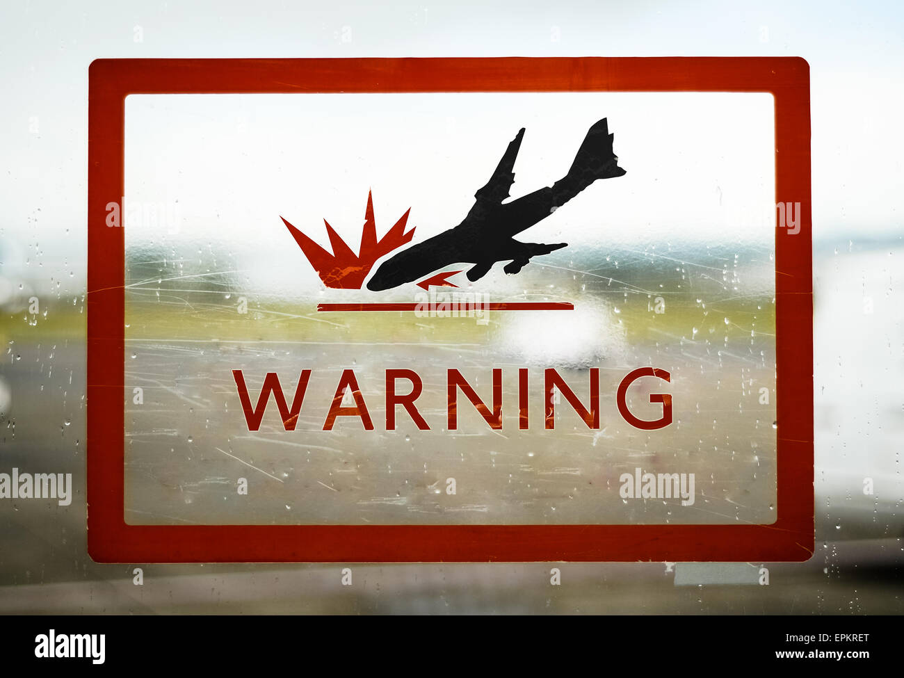 Un rosso di sicurezza aeroportuale segno di avvertimento di arresto piano Foto Stock