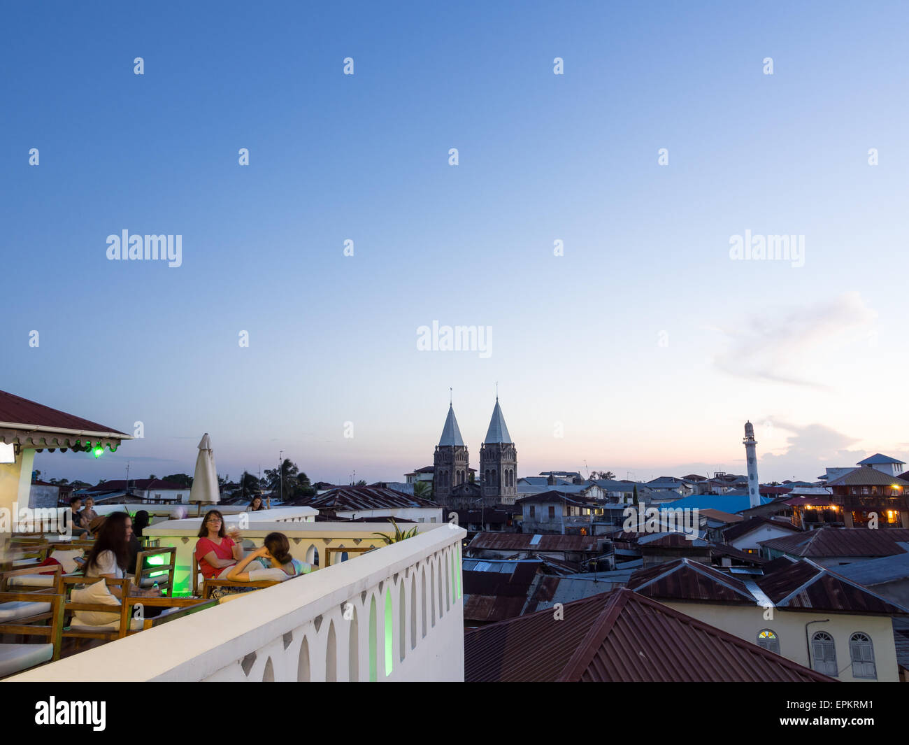 Architettura in Stone Town Zanzibar in Tanzania con torri di San Giuseppe cattedrale, della Moschea e minareto tipici tetti. Foto Stock