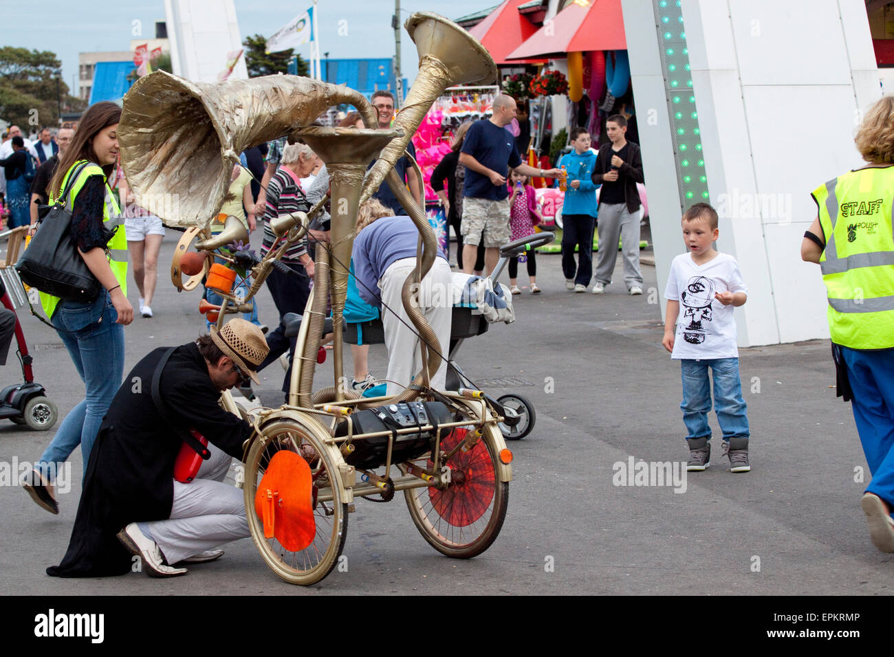 Piccolo Ragazzo incuriosito da un fantastico golden triciclo Foto Stock