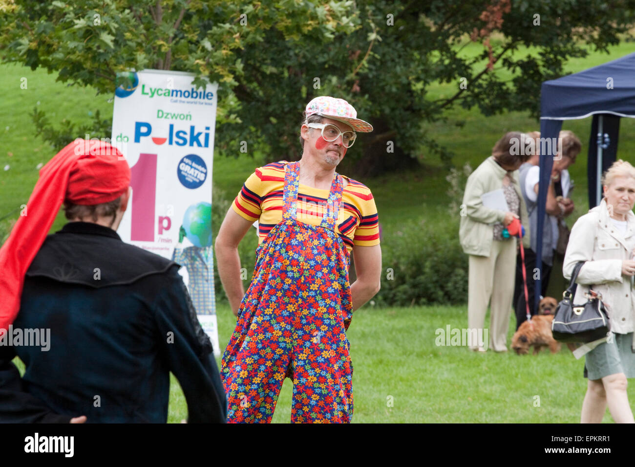 Un teatro polacco Theatre Company clowning in un parco di Southend Foto Stock