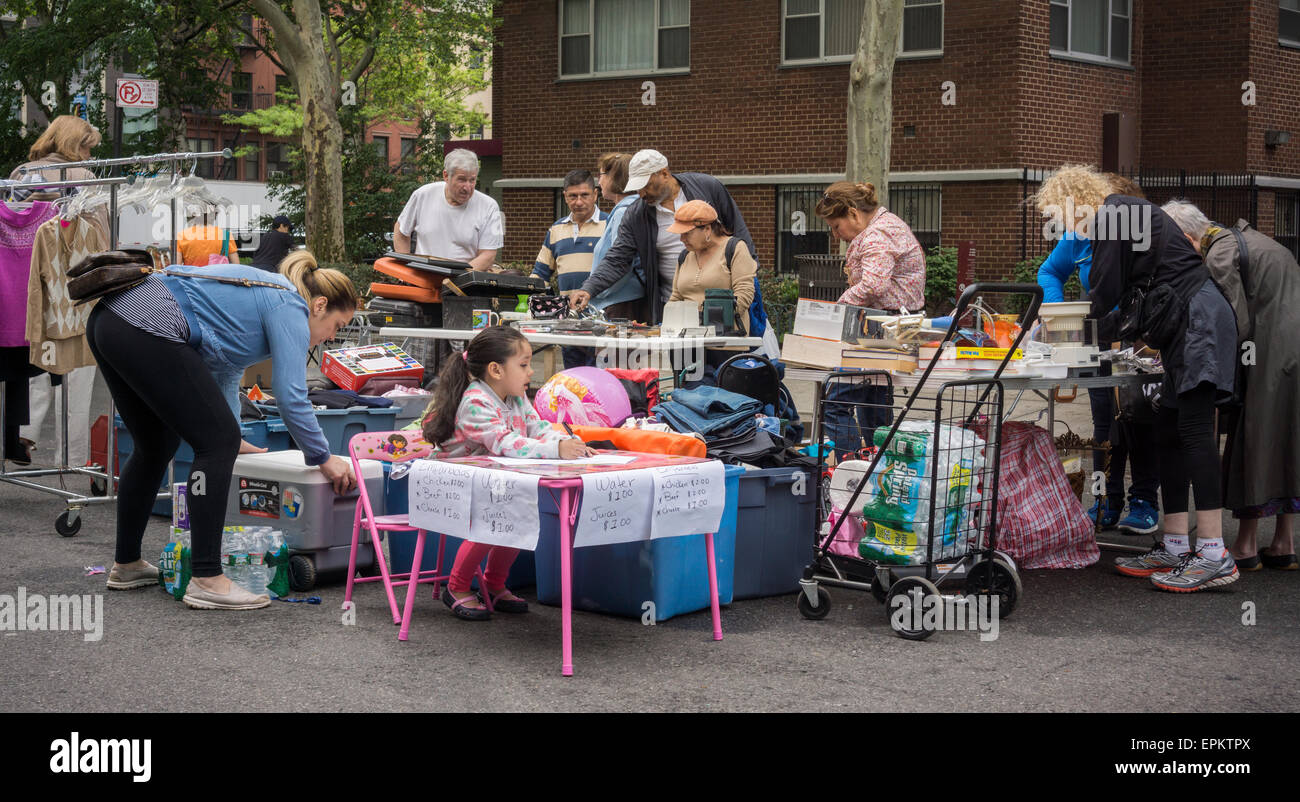 Gli amanti dello shopping ricerca di occasioni presso la humongous Penn Sud Mercato delle Pulci di New York quartiere di Chelsea, Sabato 16 Maggio, 2015. Il mercato delle pulci appare come Brigadoon, solo una volta ogni anno e i residenti dell'edificio 20 Penn Sud le cooperative hanno un armadio stravaganza di pulizia. Gli amanti dello shopping da intorno alla città provengono per il mercato delle pulci che attira migliaia di persone di passaggio. (© Richard B. Levine) Foto Stock