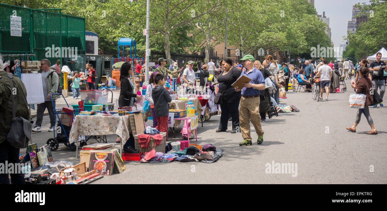 Gli amanti dello shopping ricerca di occasioni presso la humongous Penn Sud Mercato delle Pulci di New York quartiere di Chelsea, Sabato 16 Maggio, 2015. Il mercato delle pulci appare come Brigadoon, solo una volta ogni anno e i residenti dell'edificio 20 Penn Sud le cooperative hanno un armadio stravaganza di pulizia. Gli amanti dello shopping da intorno alla città provengono per il mercato delle pulci che attira migliaia di persone di passaggio. (© Richard B. Levine) Foto Stock