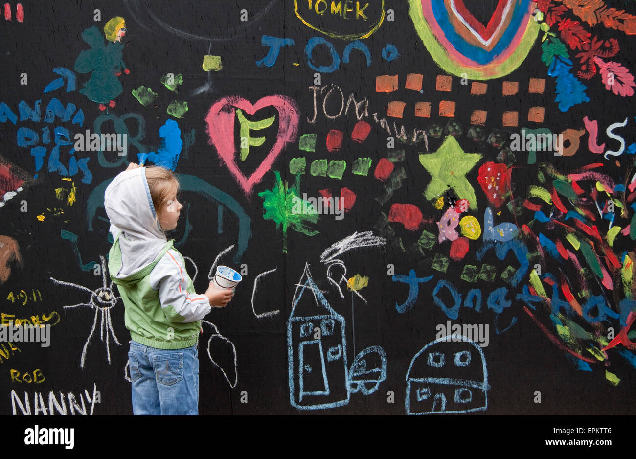 Bambina vernici su un muro di graffiti a polacco arts festival Foto Stock