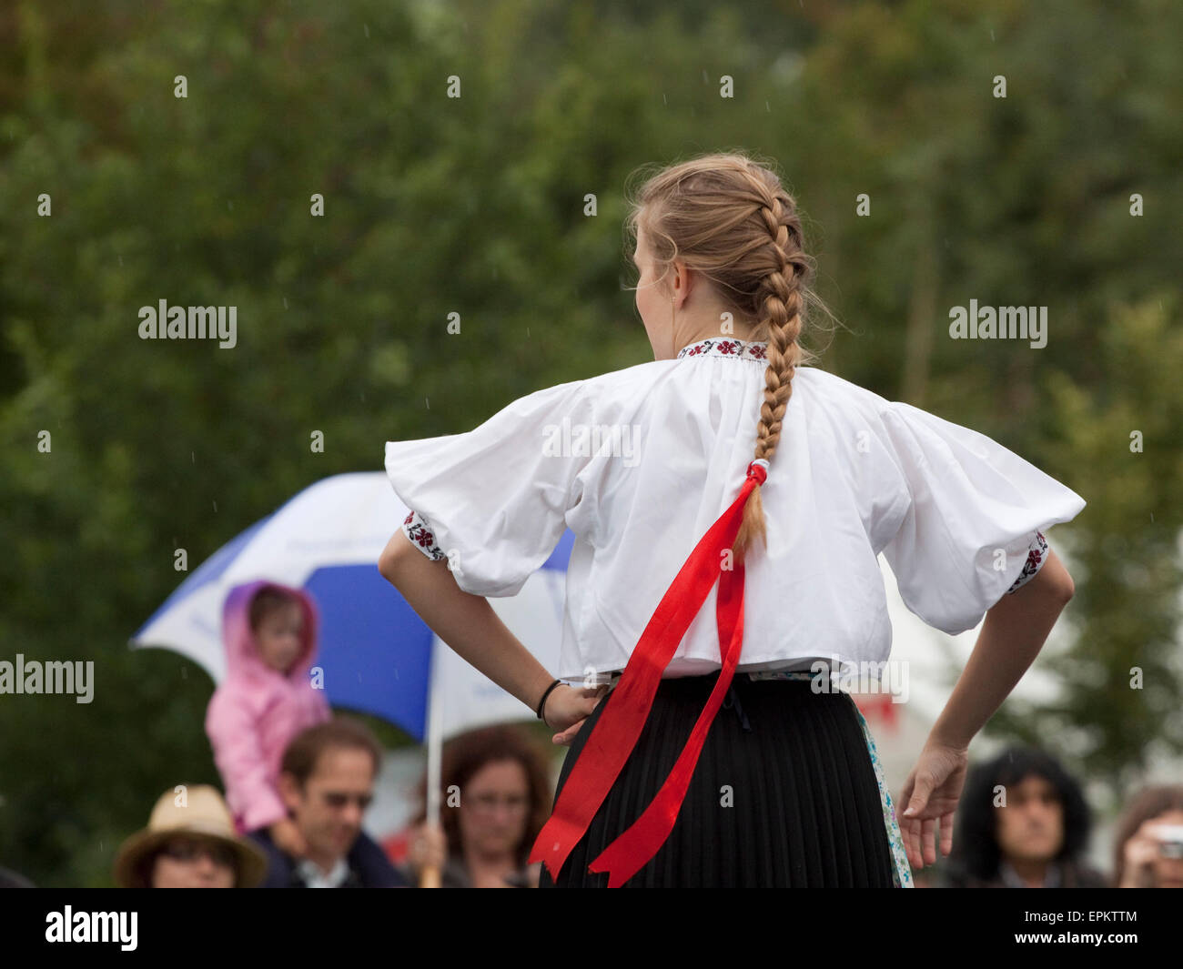Vista posteriore della donna ballerina nella tradizionale abito polacco Foto Stock