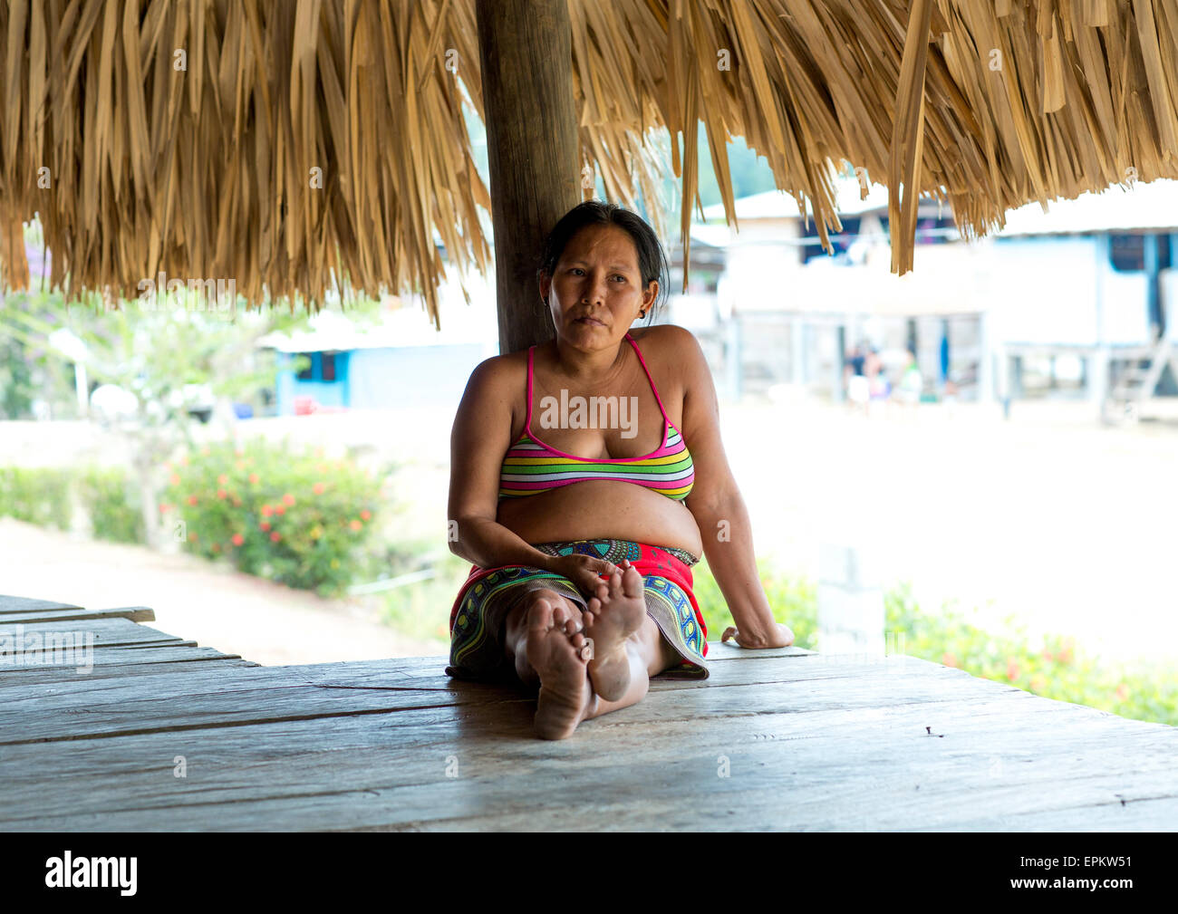 Panama, Provincia di Darien, Puerta Lara, donna di Wounaan nativo di appoggio comunitario Foto Stock
