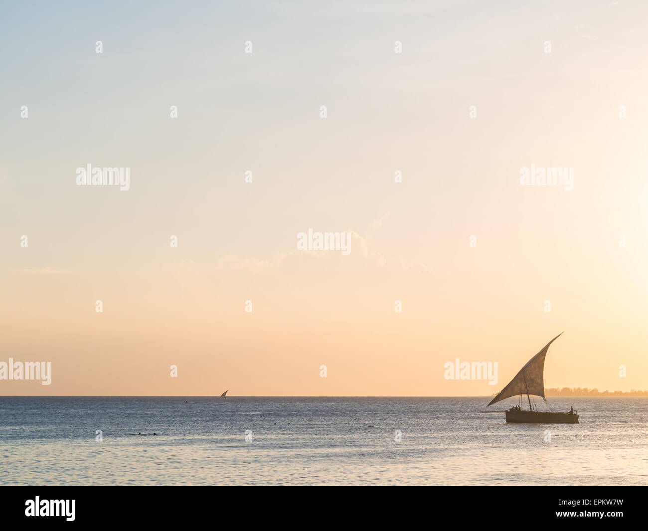 Africana tradizionale barca dhow sul mare aperto sull oceano Indiano vicino alla città di pietra sulla isola di Zanzibar, Tanzania. Foto Stock